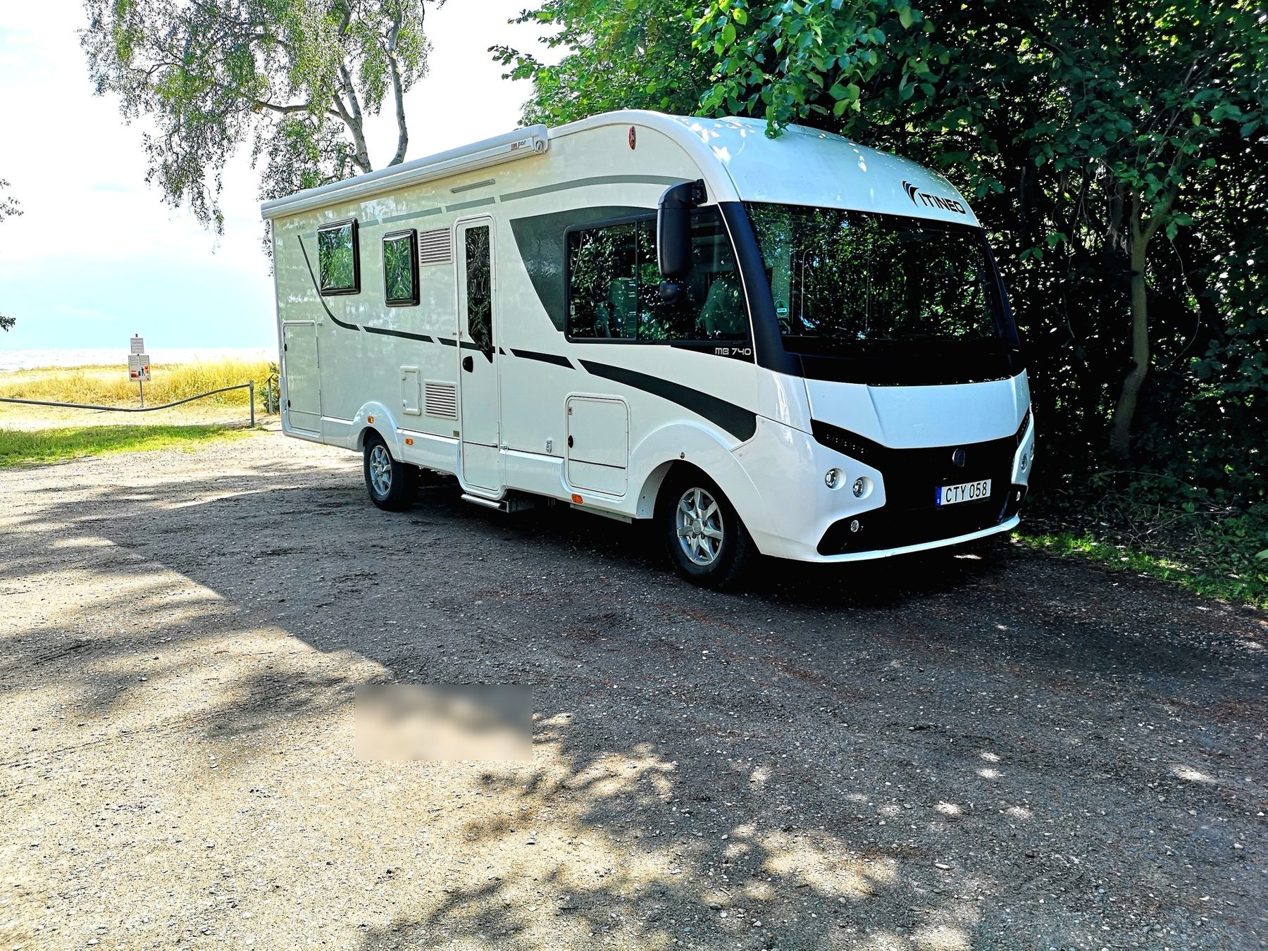 Fiat husbil parkerad i Skåne nära havet