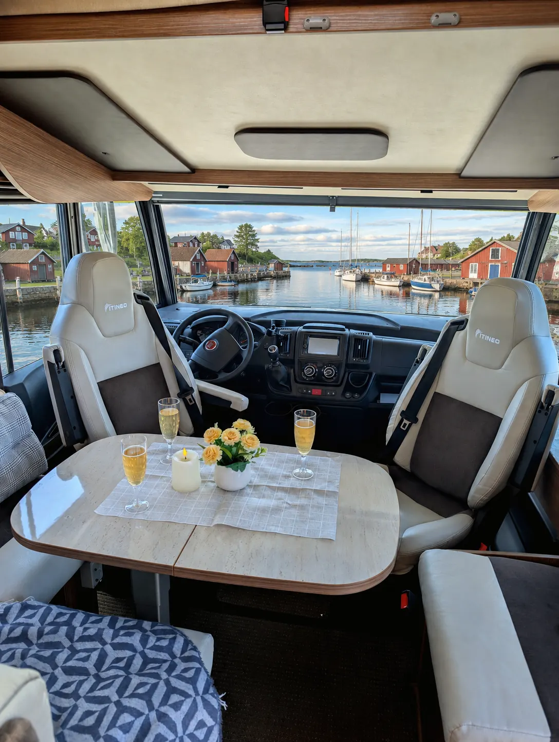 Rymlig matplats och sittgrupp i husbil